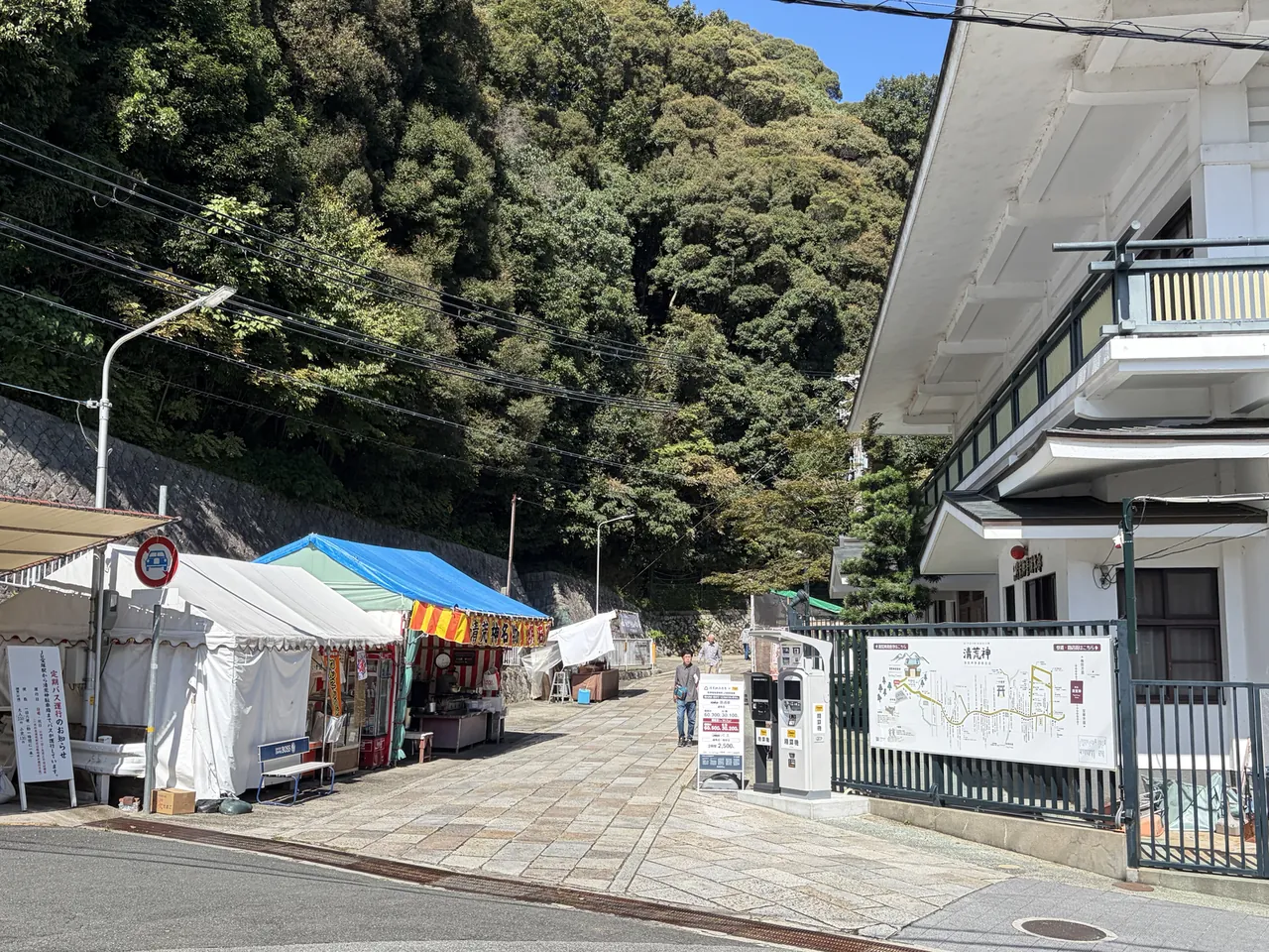 テント張りの店舗が並ぶ参道