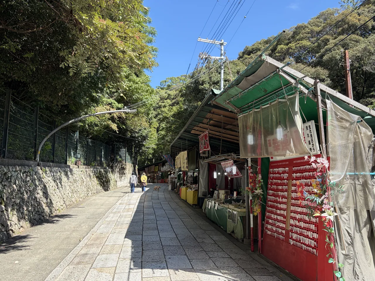 露店が並ぶ坂道の参道