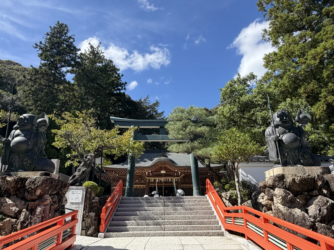 石段の両側に像が置かれた境内