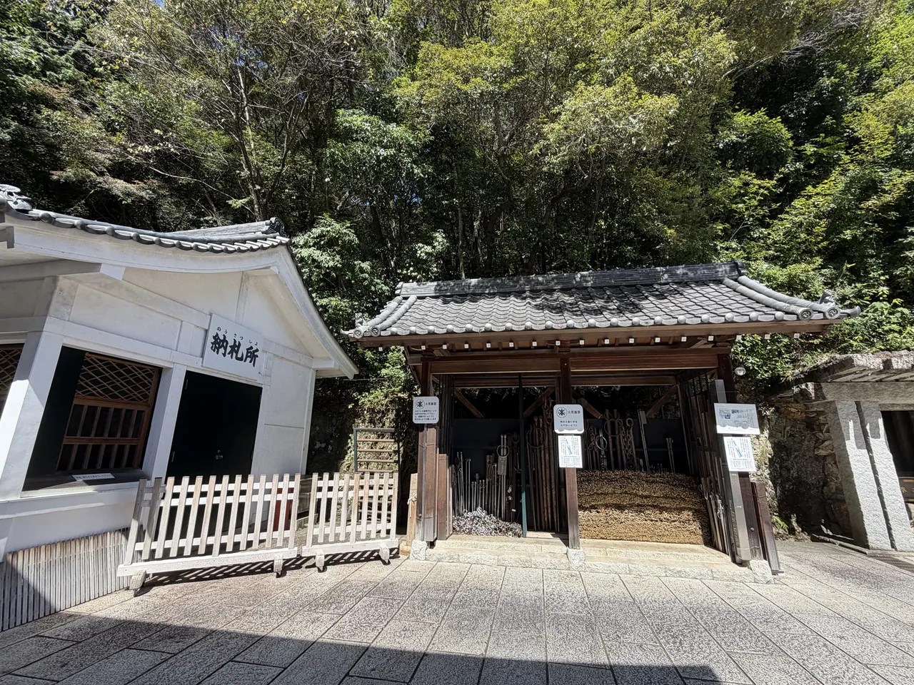 木々に囲まれた境内の建物
