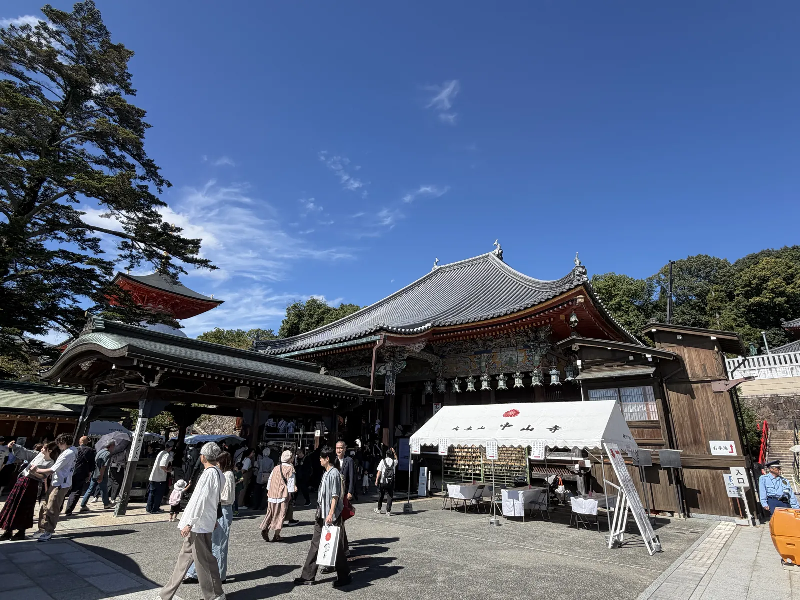 境内の堂宇と参拝者